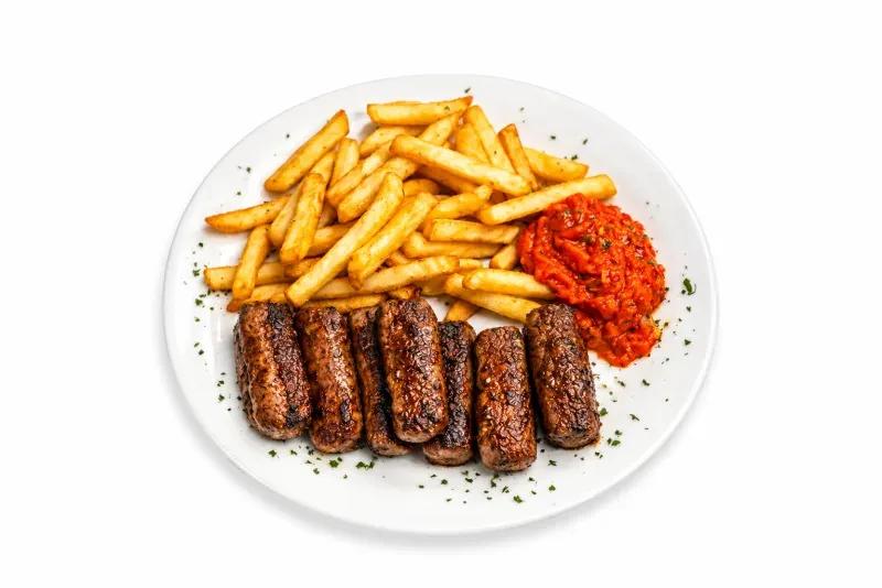 Ćevapi s pommes fritesom i ajvar