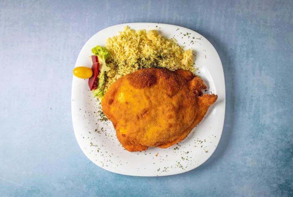Bečki odrezak (piletina) pommes frites, desert i salata