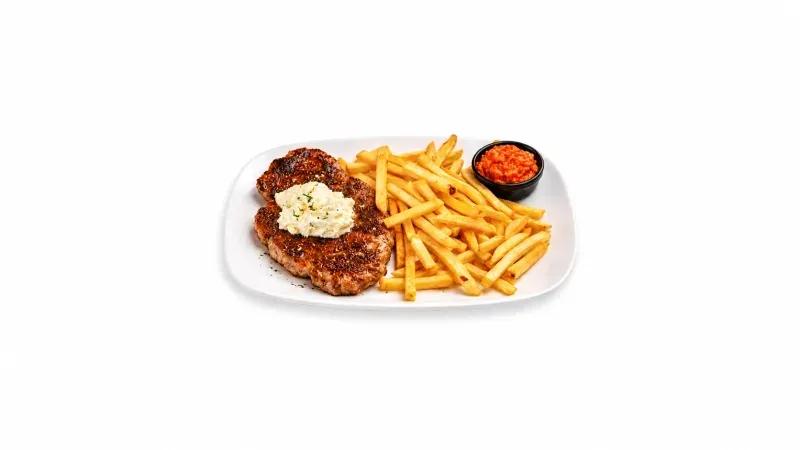 Pljeskavica na žaru s kajmakom i pommes fritesom, ajvar